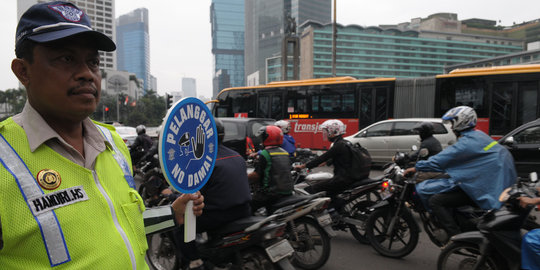 Sudah melanggar, pengendara ini lebih galak saat ditilang