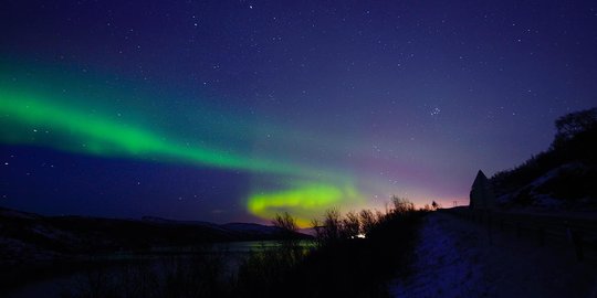 Keindahan fenomena aurora borealis terangi langit malam Norwegia