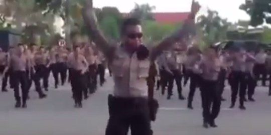 Video ratusan Brimob joget di jalan raya hadapi pendemo