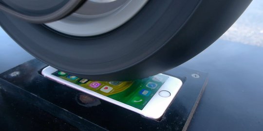 [Video] Kekuatan iPhone 6s saat dilindas oleh motor sport