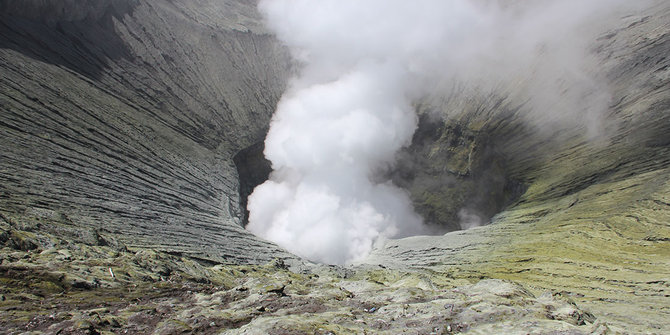 Aktivitas vulkanik meningkat, Gunung Bromo tebarkan bau belerang