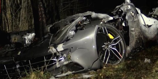 Melaju 200km/jam, Ferrari FF hilang kendali, nabrak, dan terbakar!