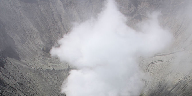 Gunung Bromo batuk-batuk, wisatawan dilarang dekati kawah