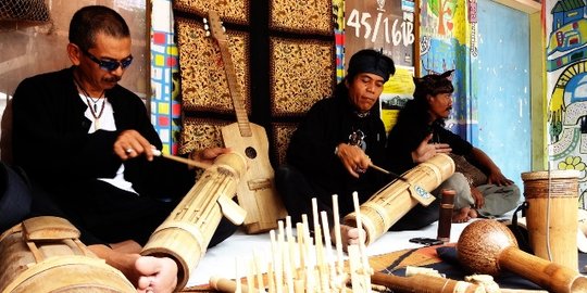 Komunitas pengrajin alat musik serba bambu di Bandung