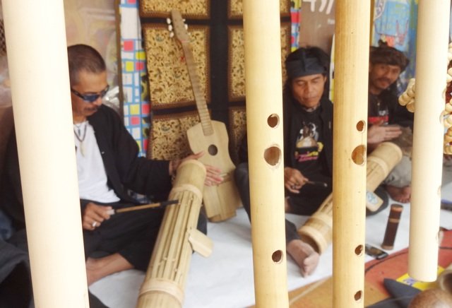 komunitas alat musik serba bambu