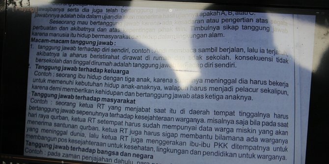 Buku SD berisi contoh ibu jadi pelacur tetap dipakai di Malang