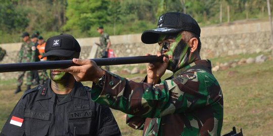 Para jenderal TNI jajal latihan prajurit Tontaipur Kostrad