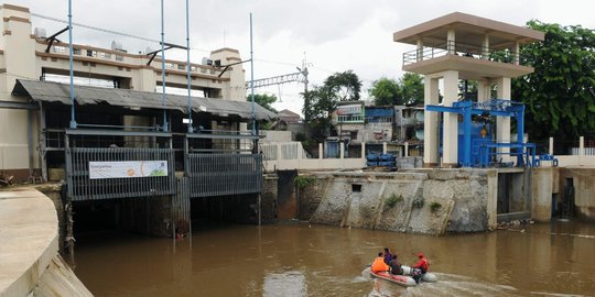 Diguyur hujan dari sore hingga malam, pintu air Manggarai siaga 2