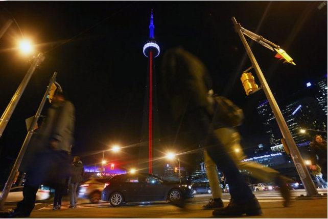 lampu merah putih biru tanda belasungkawa bagi paris