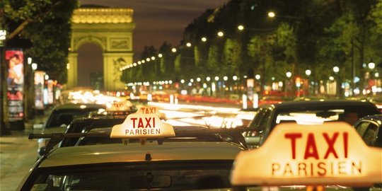 Antar pulang para korban, taksi di Paris sukarela matikan argo