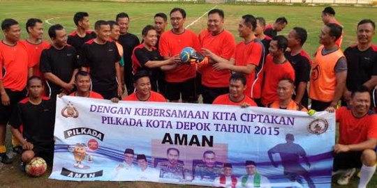 Teduhkan tensi politik, calon wali kota Depok tanding sepak bola