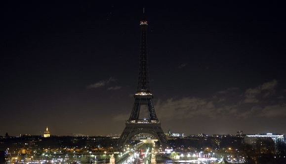 lampu menara eiffel dipadamkan seiring prancis berkabung