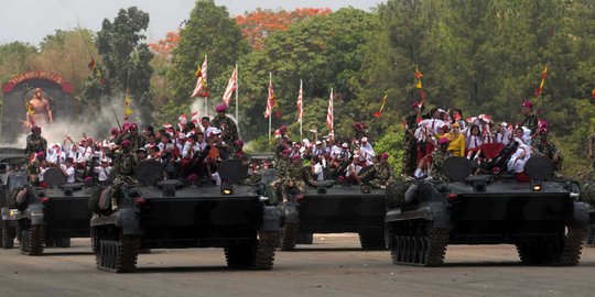 Keseruan siswa SD naik tank Marinir