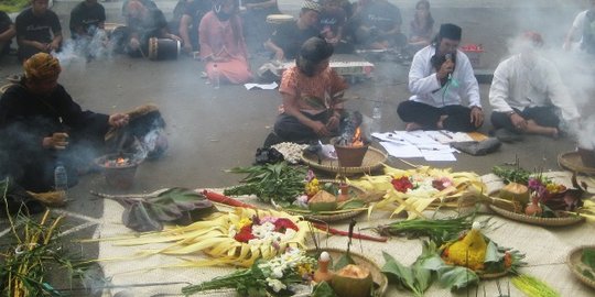 Arti tumbal dan bakar kemenyan dalam ritual ngaruat