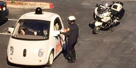 Terlalu pelan, mobil Google nyaris ditilang polisi