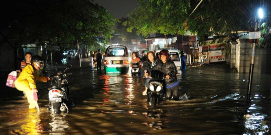 Air Ciliwung meluap, Jalan Raya Bogor terendam