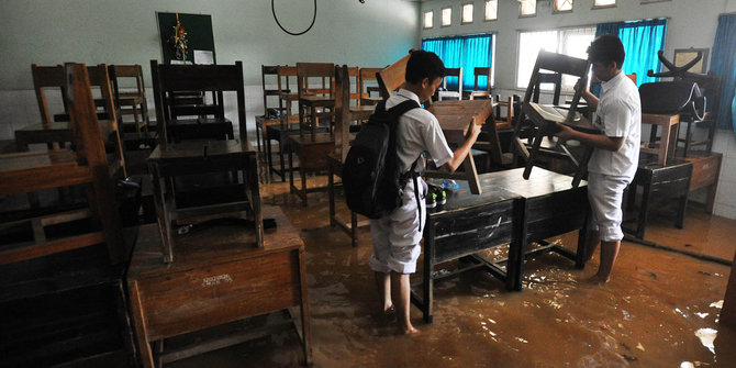 Akibat banjir kiriman, kegiatan belajar sekolah di Bukit Duri lumpuh