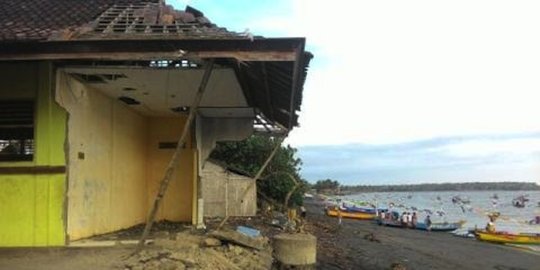 Abrasi di Jembrana parah, bangunan sekolah hancur tergerus air laut