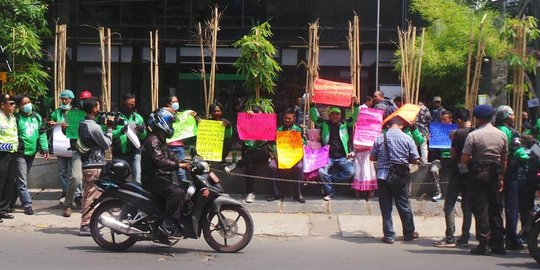 Kesal banyak potongan, driver demo kantor GO-JEK