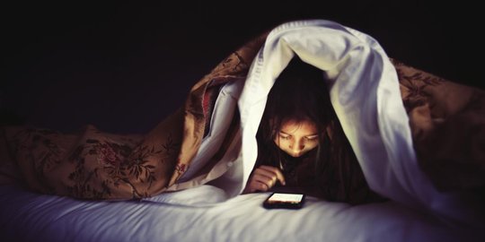Bermain smartphone ternyata dapat membuat jam tidur mundur satu jam