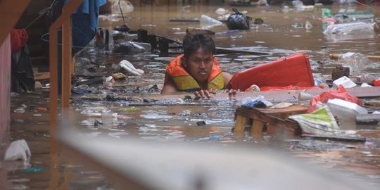 Rumahnya kebanjiran, ratusan warga Kampung Pulo mengungsi ke rusun