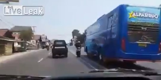 [Video] Gaya ugal-ugalan supir bus di Indonesia dapat sorotan dunia