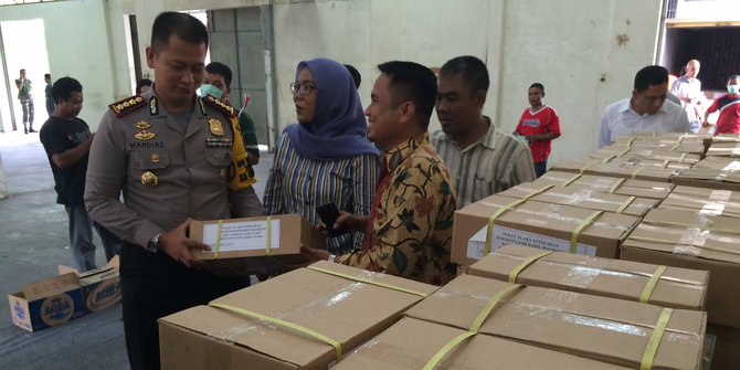 2 Juta surat suara pilkada tiba di Medan, 6 kotak basah kehujanan