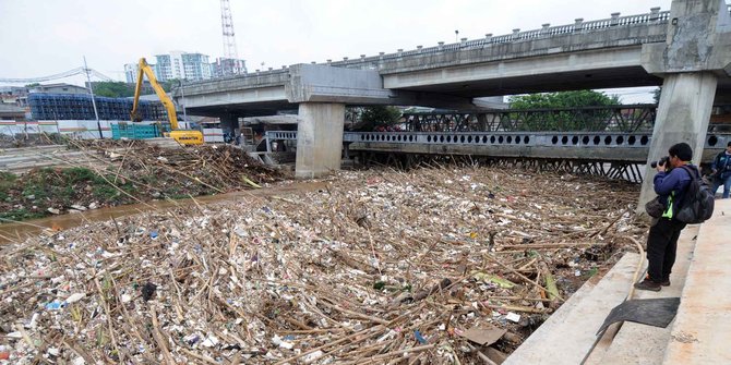 Air terhambat sampah bambu, jembatan lama di Kalibata akan dibongkar