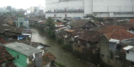 Baru awal musim hujan, jalanan di Bandung ibarat sungai