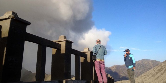 Gunung Bromo muntahkan asap putih, wisatawan dilarang ke kawah