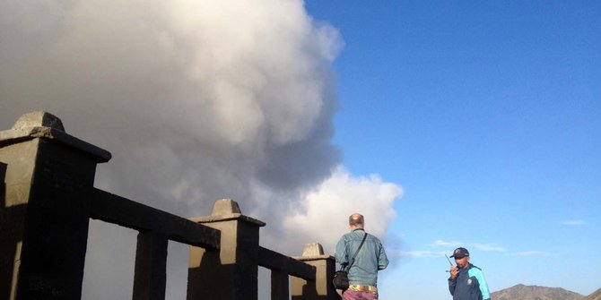 Gunung Bromo terus semburkan asap vulkanik