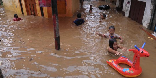 Ahok: Kalau mau enak dan tidak kebanjiran, tinggal di rumah susun