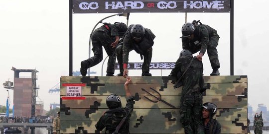 Aksi prajurit TNI AL adu ketangkasan dalam lomba halang rintang