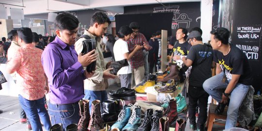 Tips membedakan sepatu  Docmart asli  dan palsu  merdeka com