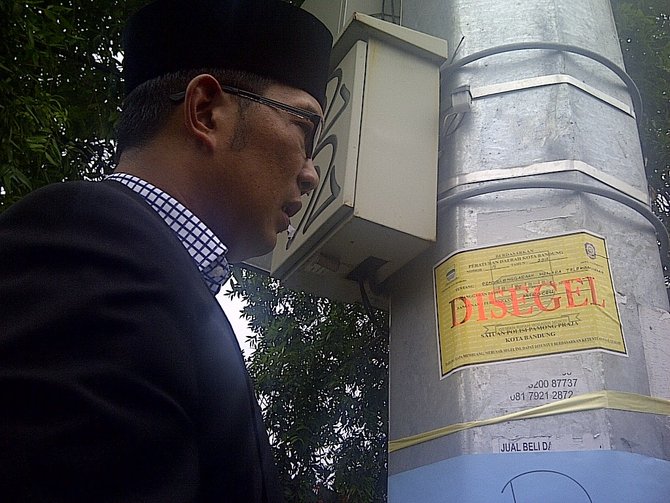 ridwan kamil segel tiang micro cell di dago bandung