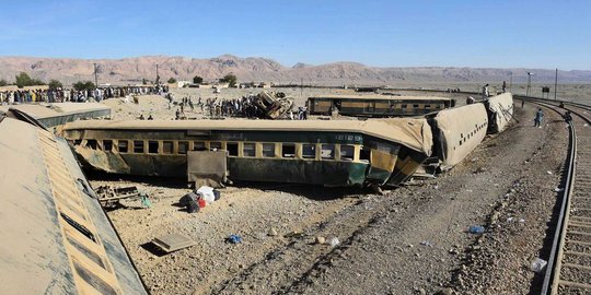 Kondisi parah kereta di Pakistan keluar lintasan, 11 orang tewas