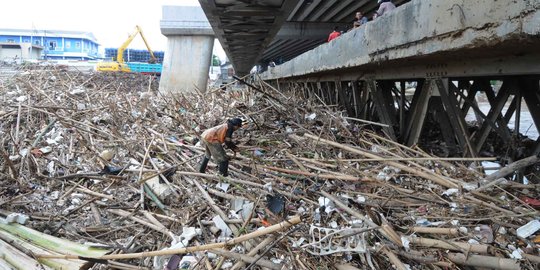 Video: Mengerikannya sampah kiriman dari Bogor