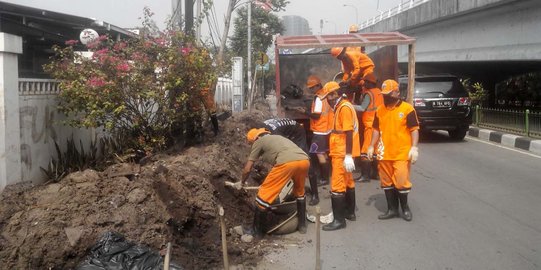 Kabel di gorong-gorong bikin saluran air mampet dan banjir