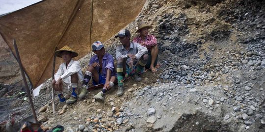 Nelangsa keluarga penambang Gunung Botak hidup di tenda darurat