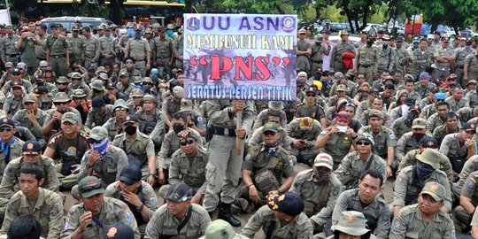 Ratusan Satpol PP demo depan Balai Kota minta diangkat jadi PNS