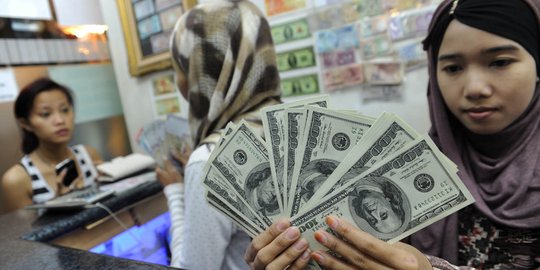 Rupiah bergerak melemah, nyaris sentuh Rp 13.800 per USD