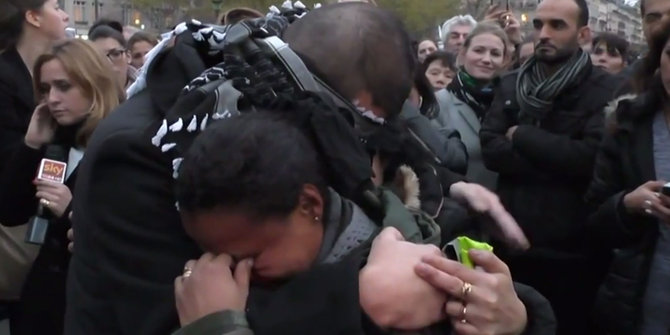 Pemuda di Paris ajak ratusan warga pelukan, jelaskan agamanya Islam
