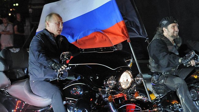 presiden rusia vladimir putin bersama geng motor serigala malam 001