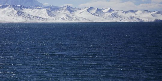 Menikmati keindahan Danau Namtso di ketinggian 4.718 mdpl