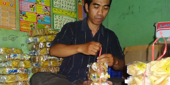 Dirumahkan, buruh ini bangkit lewat usaha keripik pisang