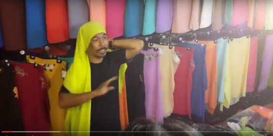 Video: Lelaki ini berdagang sambil peragakan cara pakai jilbab