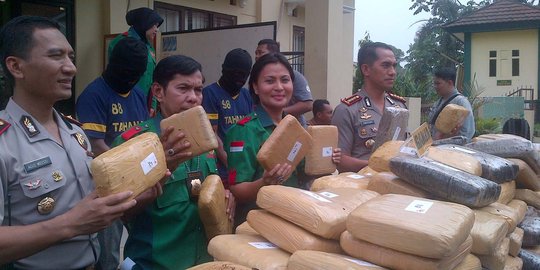 Polresta Depok tangkap 2 kurir, 316 kg ganja diamankan