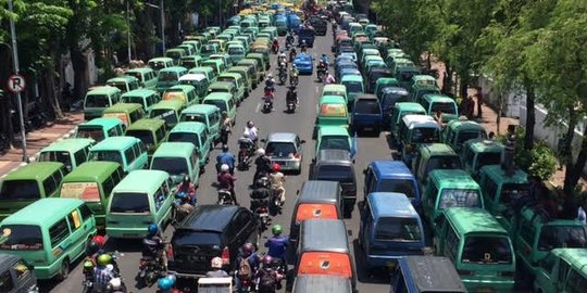 Pusat Kota Surabaya dikepung demo sopir angkot dan buruh se-Jatim