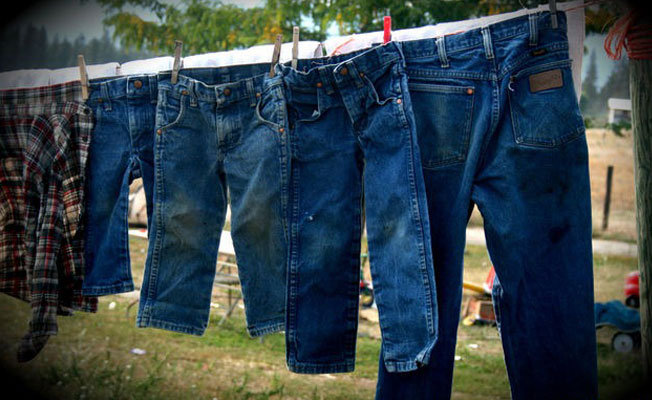 ilustrasi mencuci jeans