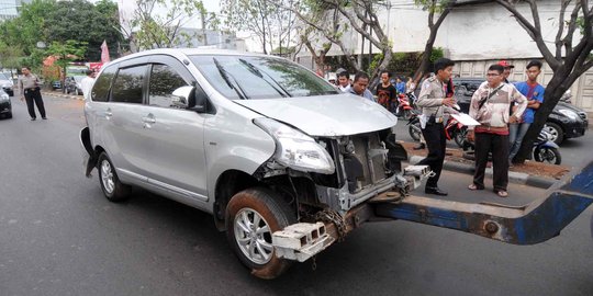 Avanza ringsek usai tabrak tiang PJU di Jalan Pramuka